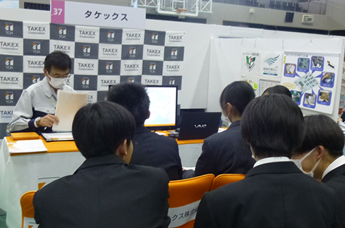 高校生の皆さんが説明を聞いている様子